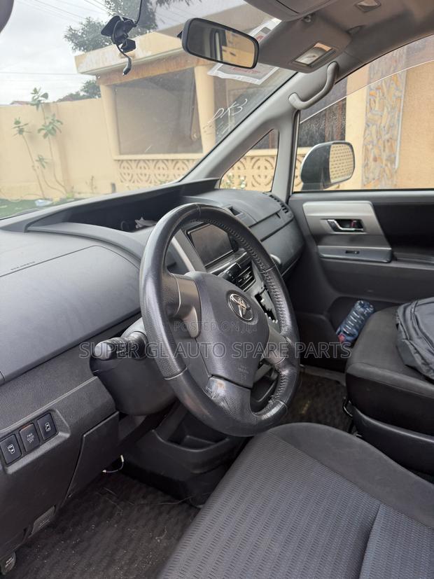 Toyota Voxy X 2WD 8-Seater 2009 White