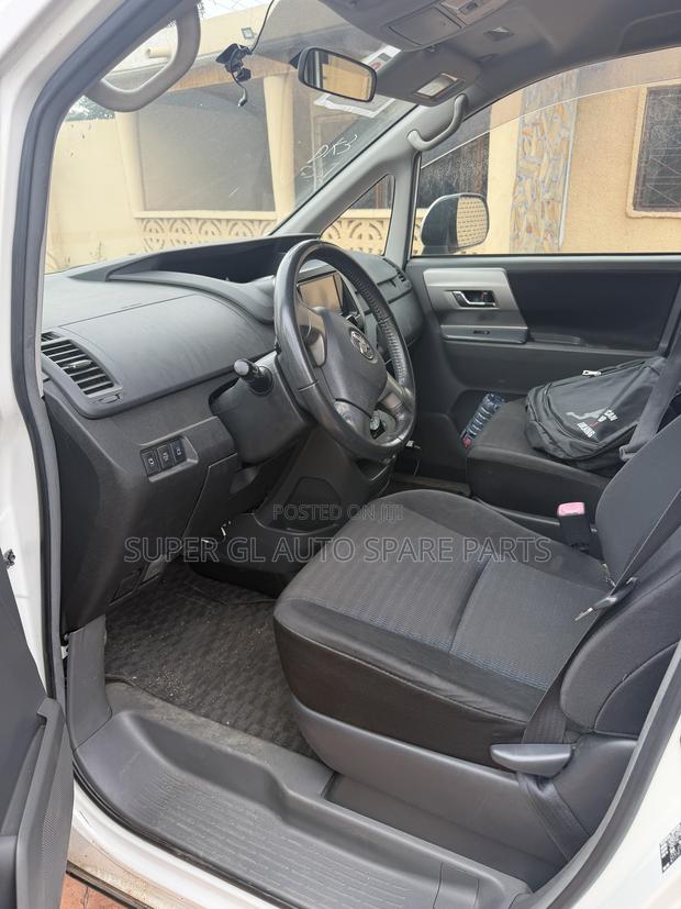 Toyota Voxy X 2WD 8-Seater 2009 White