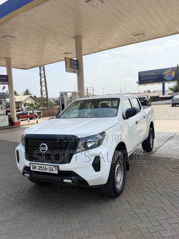 Nissan Navara 2023 White