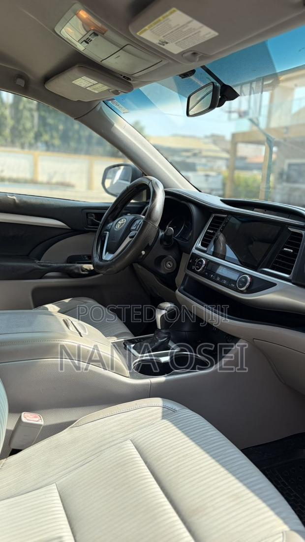Toyota Highlander LE 4dr SUV AWD (3.5L 6cyl 6A) 2014 Gray