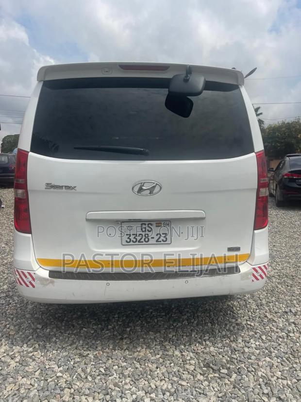 Hyundai Satellite 2011 White