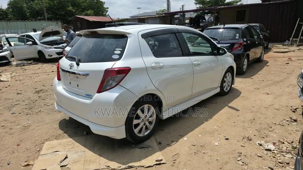 Toyota Vitz 1.5 FWD 5dr 2011 Pearl