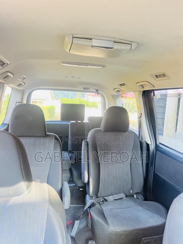 Toyota Voxy V 4WD 7-Seater 2013 White