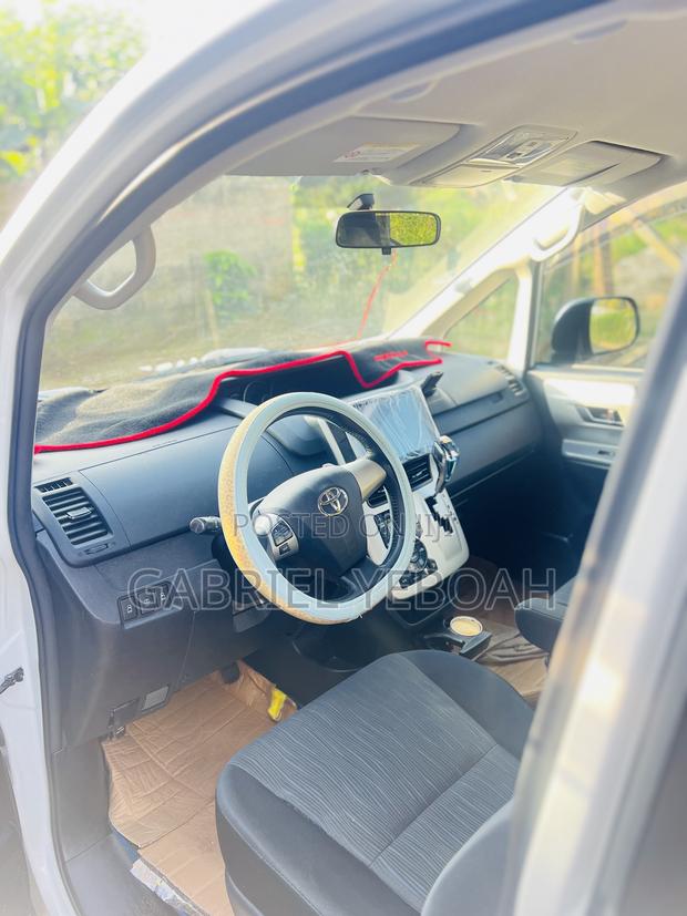Toyota Voxy V 4WD 7-Seater 2013 White