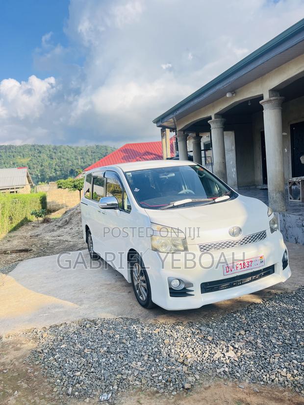 Toyota Voxy V 4WD 7-Seater 2013 White