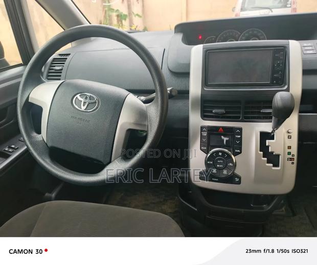 Toyota Voxy 2014 Beige