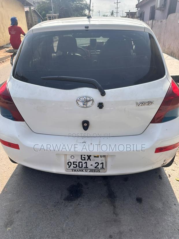 Toyota Yaris Base Hatchback 5dr 2010 White