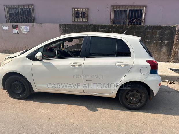 Toyota Yaris Base Hatchback 5dr 2010 White