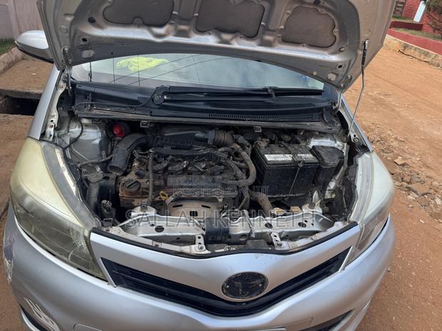 Toyota Vitz 2012 Silver