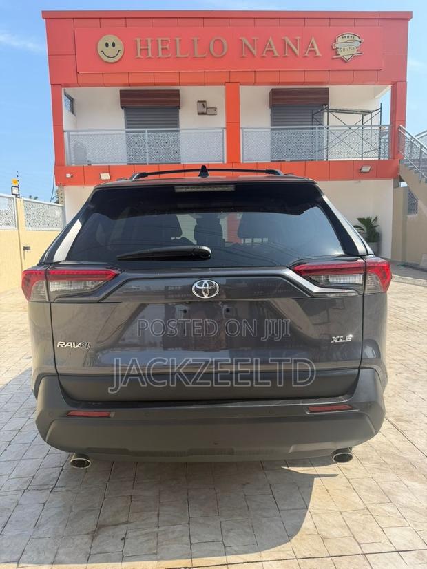 Toyota RAV4 XLE Premium AWD 2024 Gray