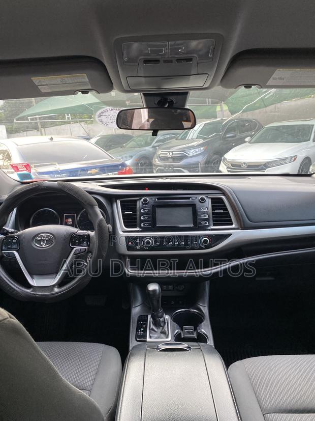 Toyota Highlander LE 4x4 V6 (3.5L 6cyl 8A) 2018 White