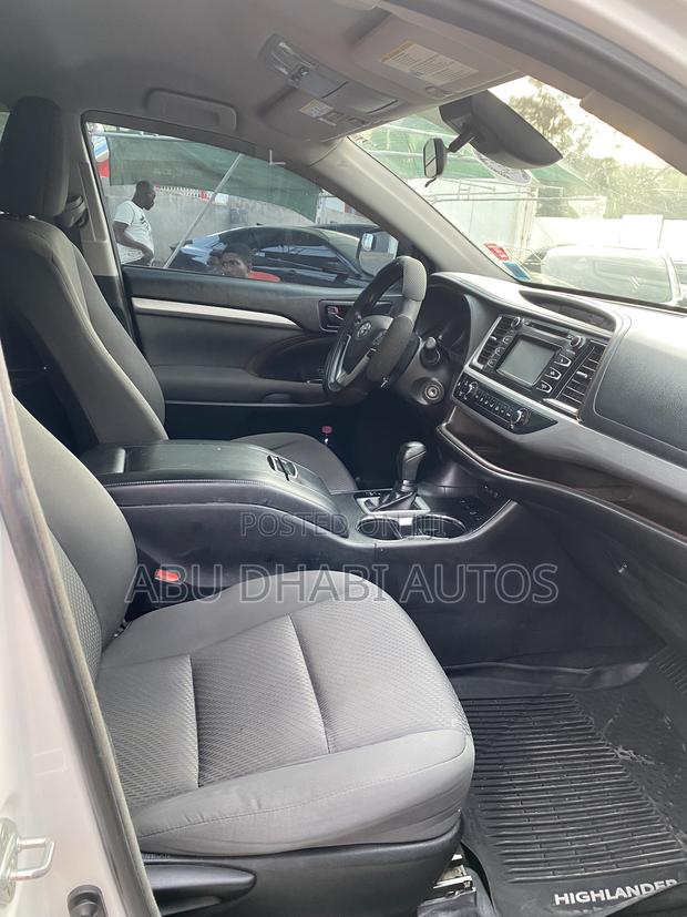 Toyota Highlander LE 4x4 V6 (3.5L 6cyl 8A) 2018 White