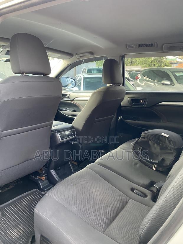 Toyota Highlander LE 4x4 V6 (3.5L 6cyl 8A) 2018 White