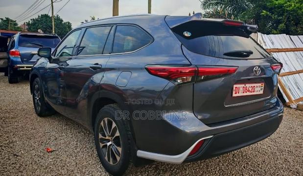 Toyota Highlander XLE 2021 Gray