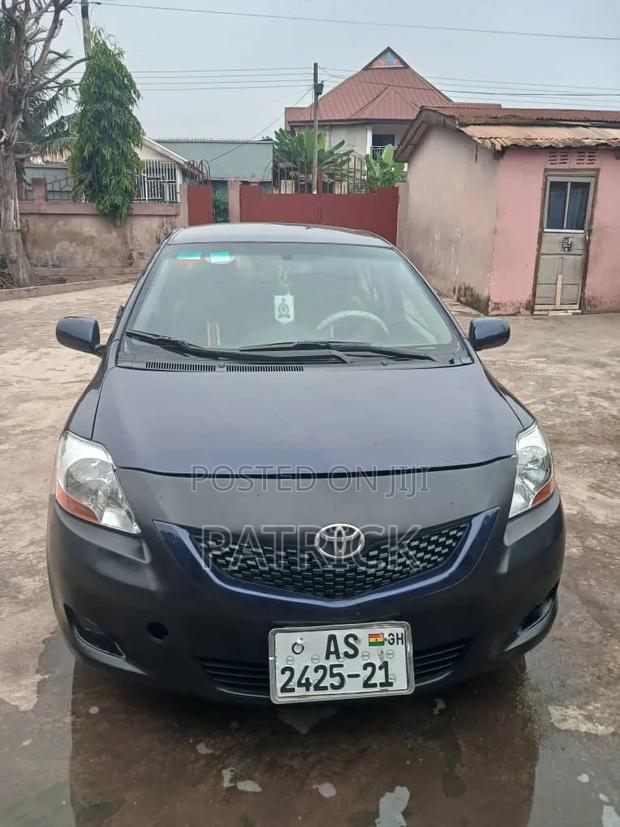 Toyota Yaris Base Sedan 4dr 2010 Black
