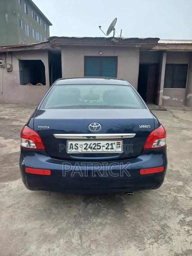Toyota Yaris Base Sedan 4dr 2010 Black