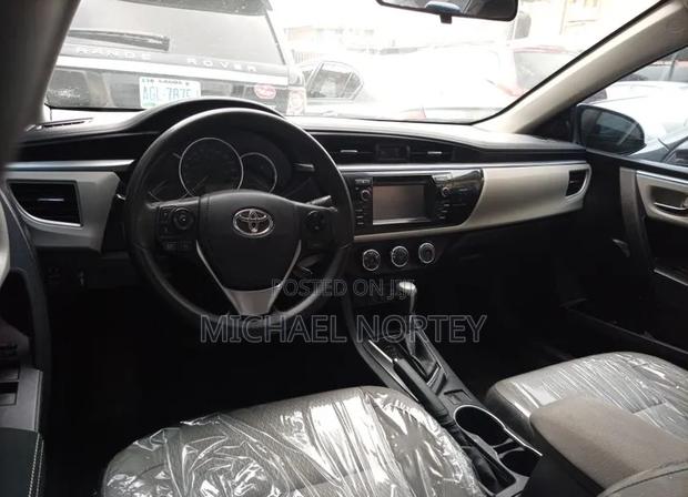 Toyota Corolla LE 4dr Sedan (1.8L 4cyl CVT) 2016 White