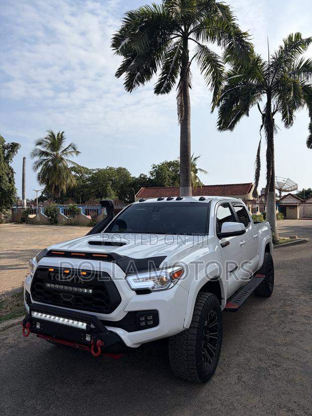 Toyota Tacoma 2022 White
