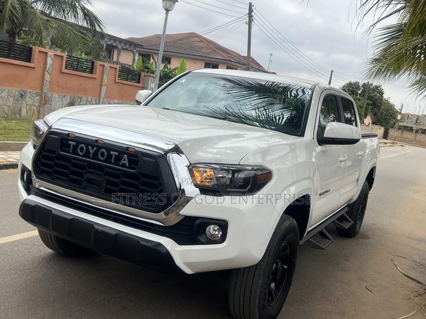 Toyota Tacoma SR5 2022 White