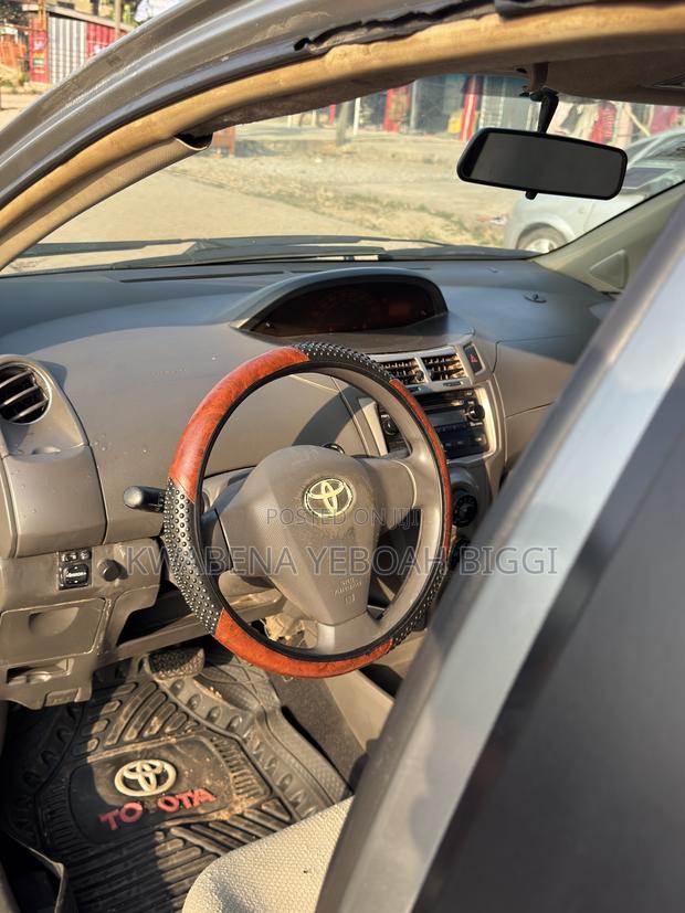 Toyota Vitz 2010 Gray