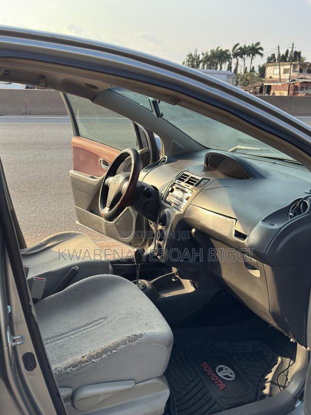 Toyota Vitz 2010 Gray