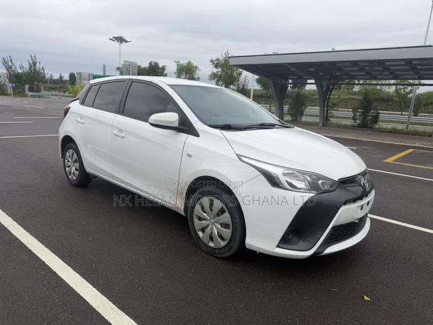 Toyota Yaris L Hatchback 5dr 2017 White