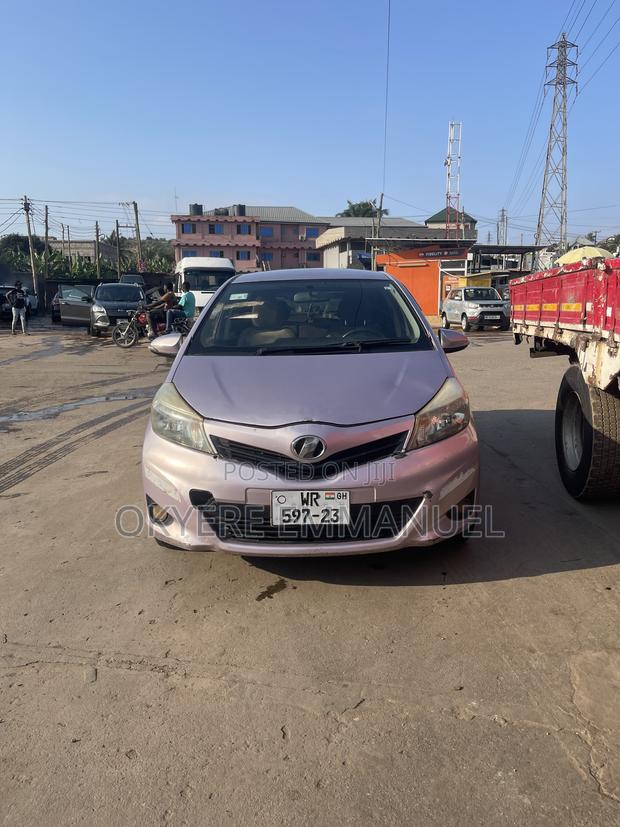 Toyota Vitz 2012 Silver