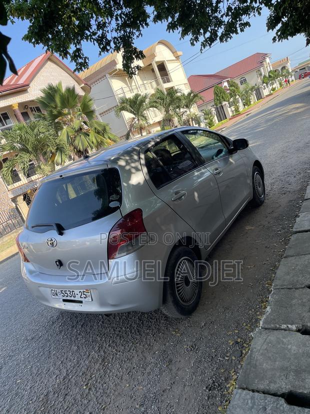 Toyota Vitz 2010 Silver