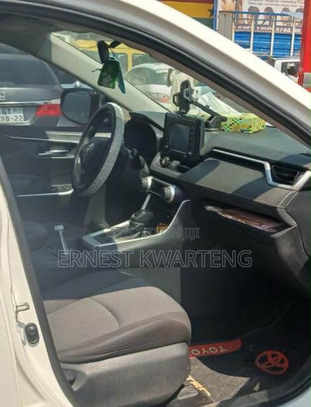 Toyota RAV4 2021 White