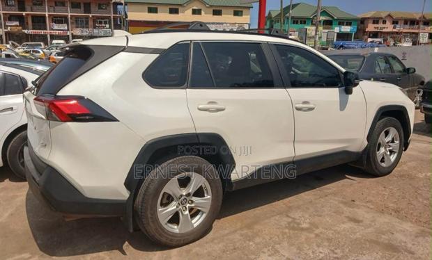 Toyota RAV4 2021 White