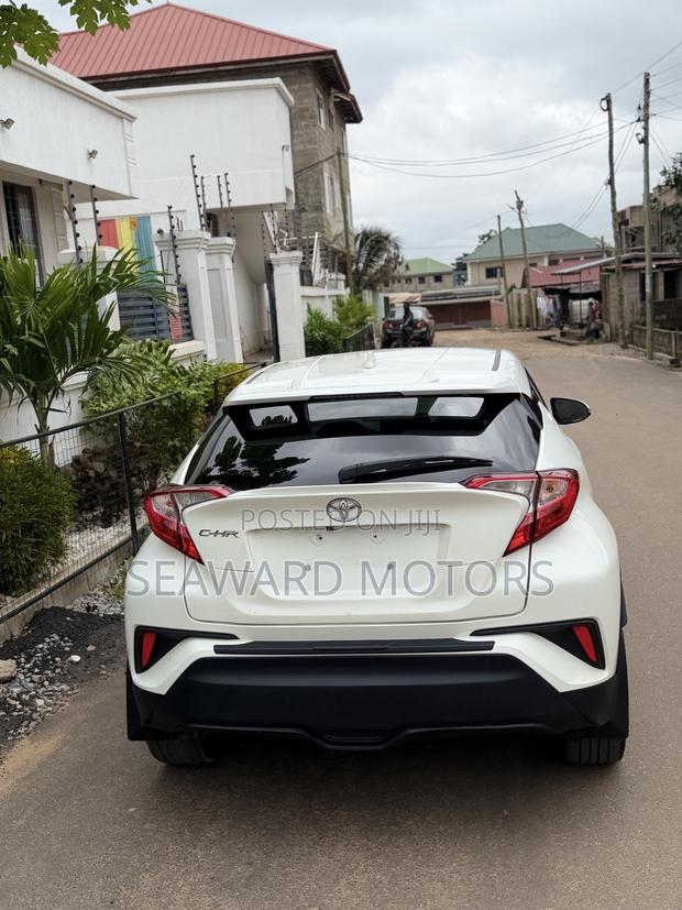 Toyota C-HR XLE FWD Sport Utility (2.0L 4cyl 2AM) 2018 White