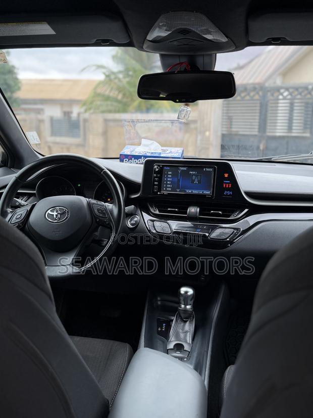 Toyota C-HR XLE FWD Sport Utility (2.0L 4cyl 2AM) 2018 White