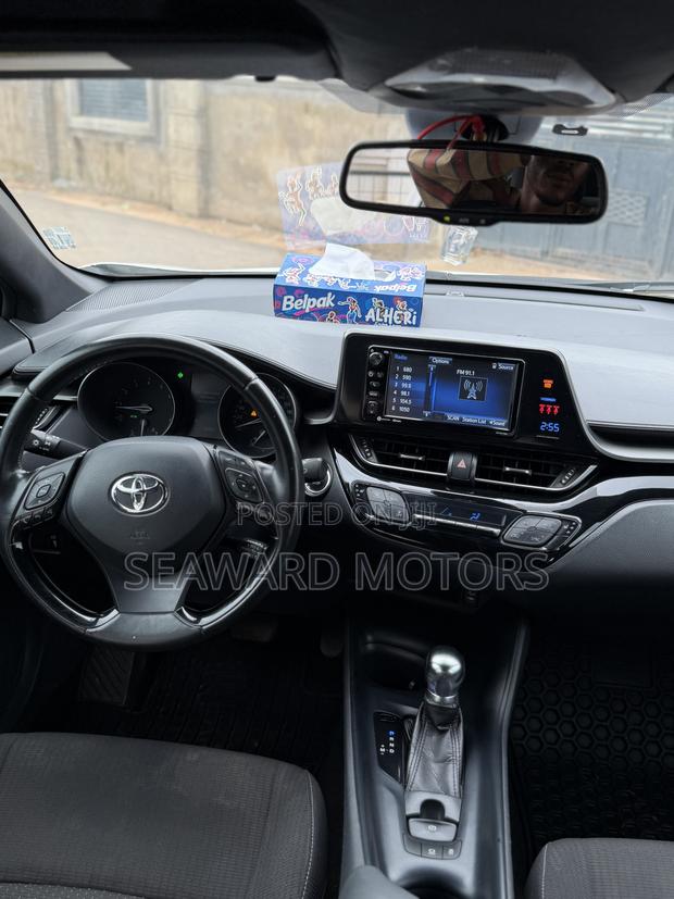 Toyota C-HR XLE FWD Sport Utility (2.0L 4cyl 2AM) 2018 White