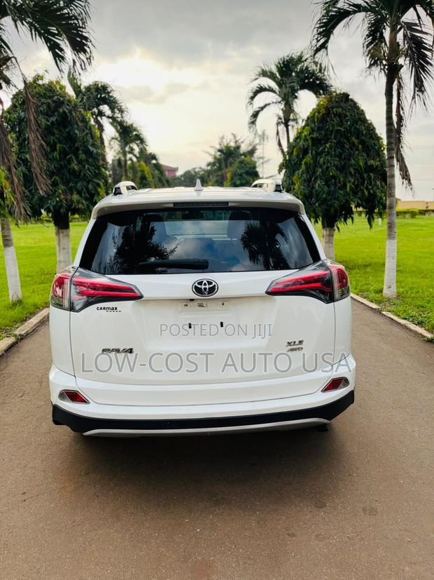 Toyota RAV4 XLE AWD (2.5L 4cyl 6A) 2017 White