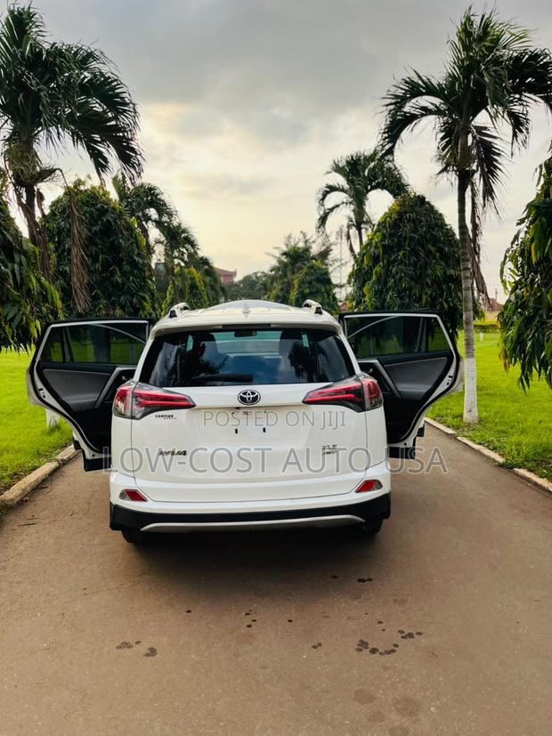 Toyota RAV4 XLE AWD (2.5L 4cyl 6A) 2017 White