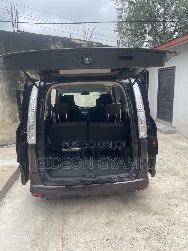 Nissan Serena 2012