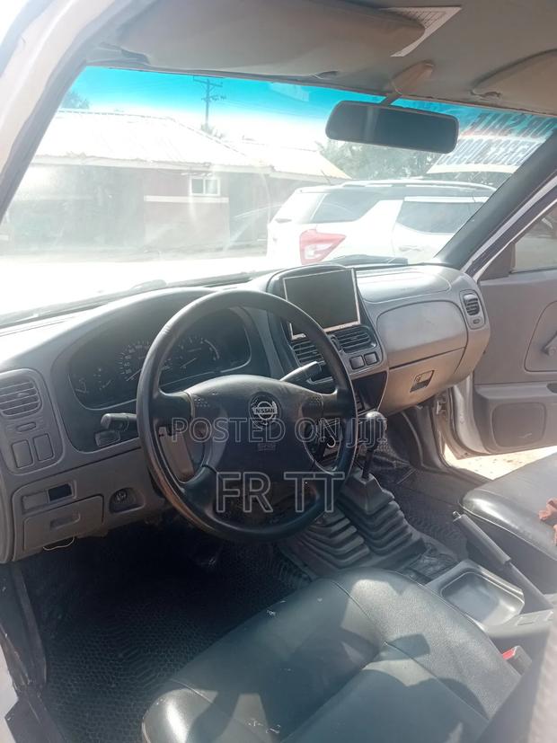Nissan Hardbody 2010 White