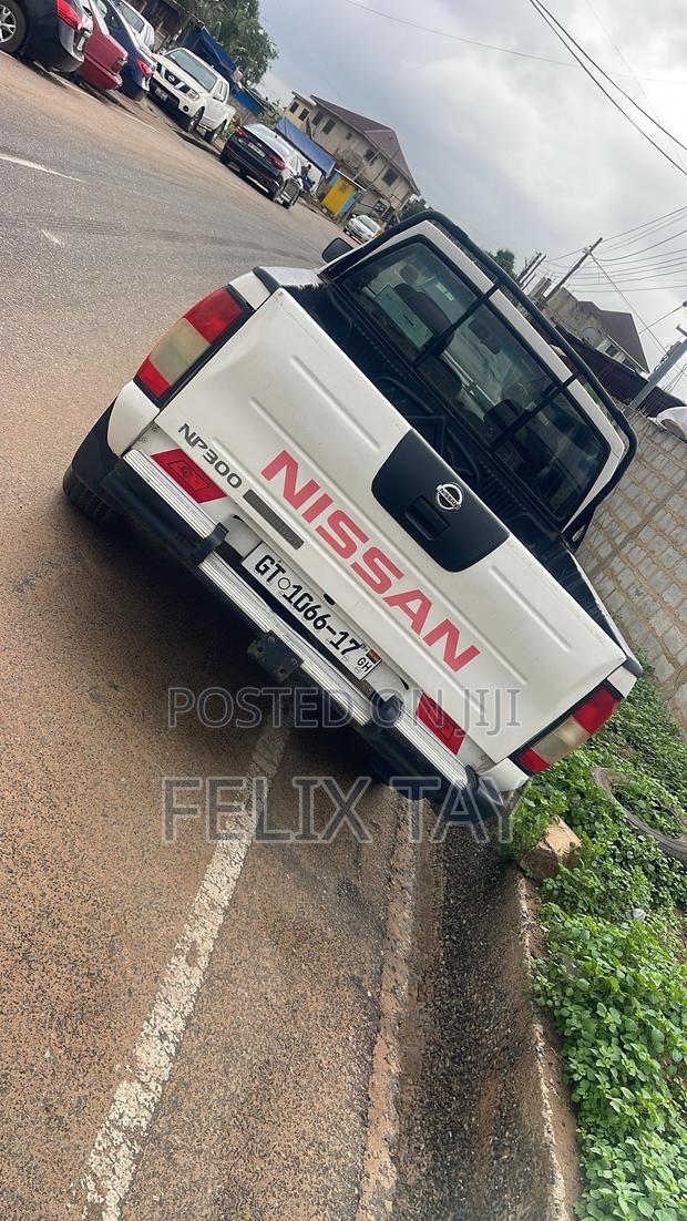 Nissan Hardbody 2012 White