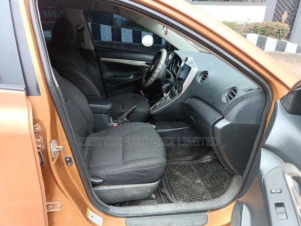 Toyota Matrix S Hatchback AWD (2.4L 4cyl 4A) 2009 Gold