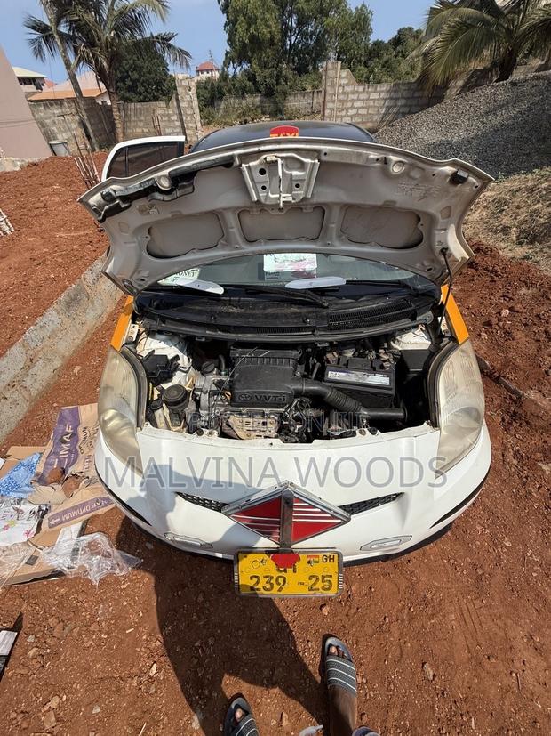 Toyota Vitz 2009 White
