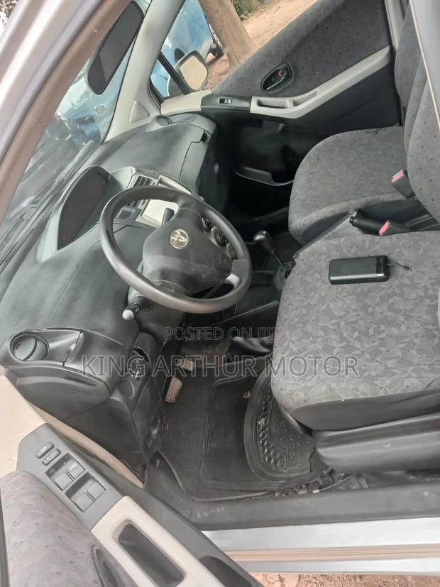 Toyota Vitz 1.3 FWD 3dr 2010 Silver