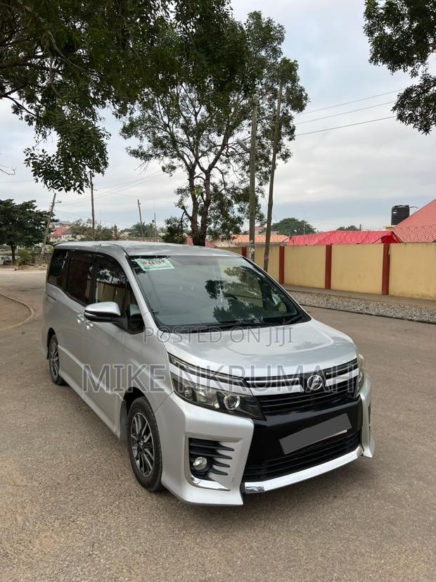 Toyota Voxy 2014 Silver