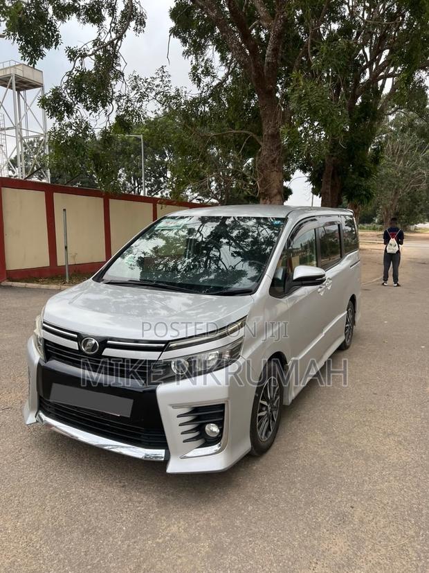 Toyota Voxy 2014 Silver