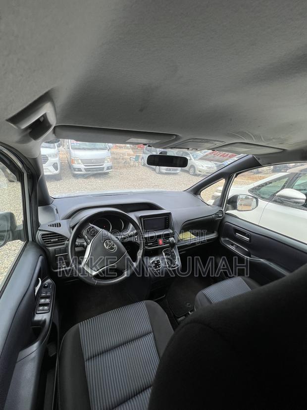 Toyota Voxy 2014 Silver