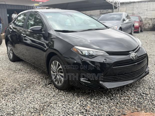 Toyota Corolla XLE (1.8L 4cyl 2A) 2018 Black