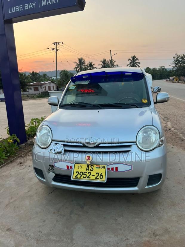 Toyota Sienta 2013 Silver