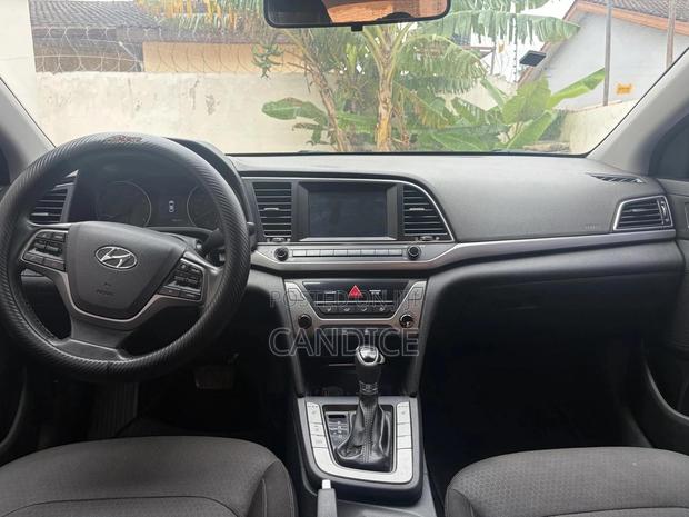 Hyundai Elantra SE Sedan FWD (2.0L 4cyl 6M) 2017 Silver
