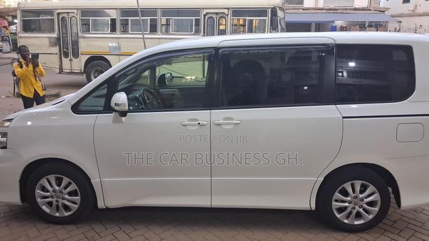 Toyota Voxy ZS 2WD 8-Seater 2013 White