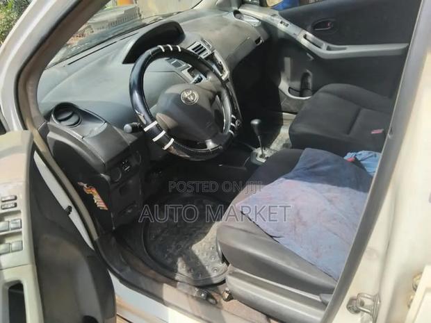 Toyota Vitz 2010 White