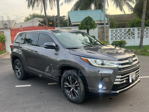 Toyota Highlander LE Plus 2019 Gray
